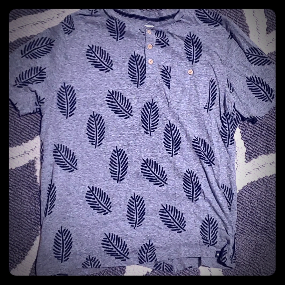 T-shirt with 3 wood buttons and pocket by D&F